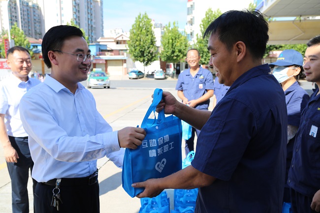 安全為本  情系職工——高溫季，安慶港華為職工撐起“遮陽(yáng)傘”